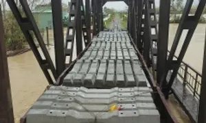 Điều tàu hàng trấn giữ hai cầu đường sắt Bắc Nam